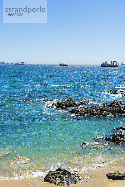 Felsige Küste und Schiffe auf dem Meer  Strand von Caleta Abarca  Vina del Mar  Region Valparaiso  Chile  Südamerika