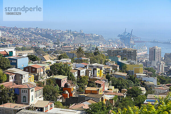 Bunte Häuser von Valparaiso mit Hafen im Hintergrund  Valparaiso  Provinz Valparaiso  Region Valparaiso  Chile  Südamerika