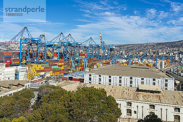 Kräne und Frachtcontainer gestapelt im Hafen von Valparaiso  Valparaiso  Provinz Valparaiso  Region Valparaiso  Chile  Südamerika