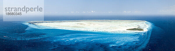 Luftaufnahme des idyllischen tropischen Atolls im Indischen Ozean  Sansibar  Tansania  Ostafrika  Afrika