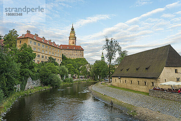 Schloss und Schloss Cesky Krumlov bei Sonnenuntergang  Cesky Krumlov  Südböhmen  Tschechische Republik (Tschechien)  Europa