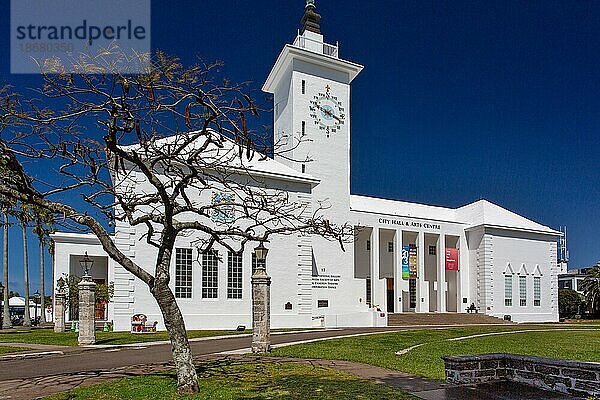 Rathaus und Kunstzentrum  entworfen vom lokalen Architekten William Onions  erbaut 1960 und beherbergt die Verwaltungsbüros der City Corporation  ein Theater  die Nationalgalerie von Bermuda und die Society of Arts Gallery  Hamilton  Bermuda  Atlantik  Nordamerika