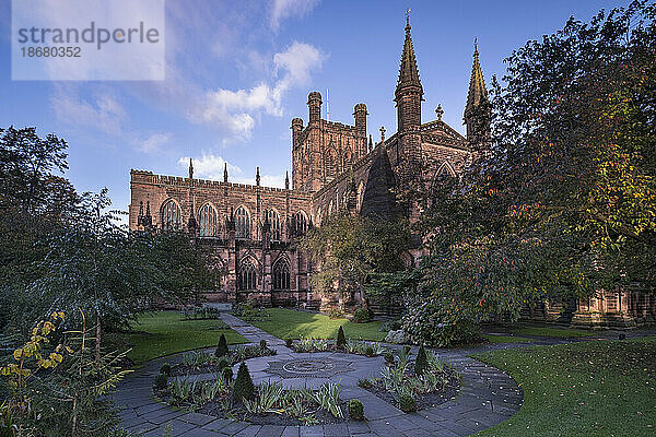 Chester Cathedral vom Remembrance Garden im Herbst  Chester  Cheshire  England  Vereinigtes Königreich  Europa