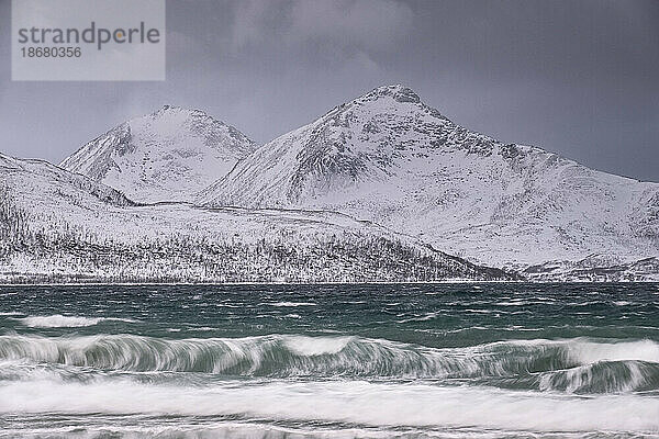 Wellen am Strand von Grotfjord (Grotfjorden) im Winter  Insel Kvaloya  in der Nähe von Tromvik  Kreis Troms og Finnmark  Norwegen  Skandinavien  Europa