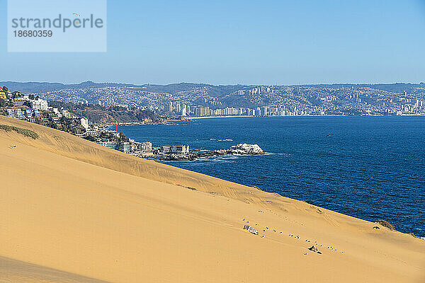 Sanddünen und Fernblick auf Vina del Mar und Valparaiso  Concon  Provinz Valparaiso  Region Valparaiso  Chile  Südamerika