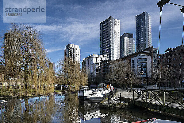 Der Bridgewater Canal und das Castlefield Basin  unterstützt von Manchester-Wolkenkratzern  Castlefield  Manchester  England  Vereinigtes Königreich  Europa