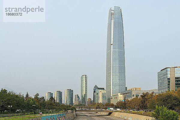 Gran Torre Santiago und Titanium La Portada Gebäude  Provinz Santiago  Metropolregion Santiago  Chile  Südamerika