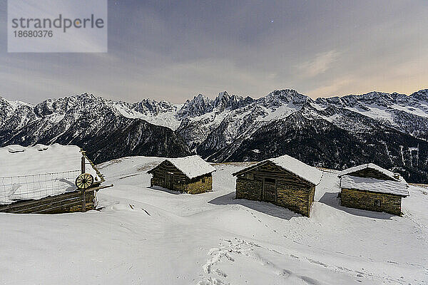 Nachts mit Schnee bedeckte Berghütten  Tombal  Soglio  Val Bregaglia  Kanton Graubünden  Schweiz  Europa