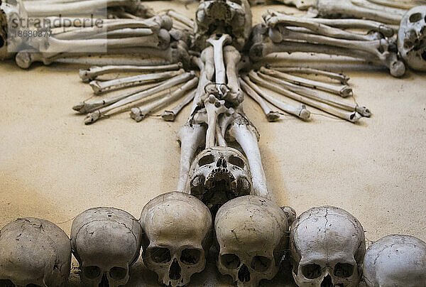 Dekoration aus menschlichen Schädeln und Knochen  Innenraum des Sedlec-Beinhauses  UNESCO-Weltkulturerbe  Kutna Hora  Tschechische Republik (Tschechien)  Europa