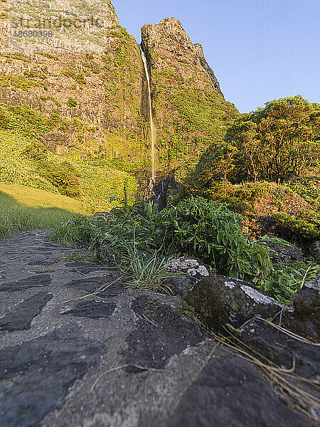 Wasserfall  Poco do Bacalhau  bei Sonnenuntergang auf der Insel Flores  Azoren  Portugal  Atlantik  Europa