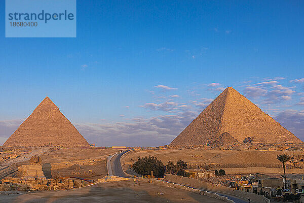 Die Große Sphinx von Gizeh und die Pyramide von Chephren und die Große Pyramide  UNESCO-Weltkulturerbe  Gizeh  Ägypten  Nordafrika  Afrika