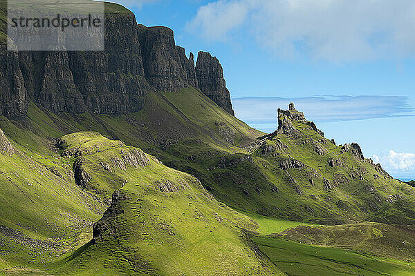 Malerische Aussicht auf die grüne Landschaft in Quiraing  Isle of Skye  Innere Hebriden  Highland Region  Schottland  Vereinigtes Königreich  Eurppe