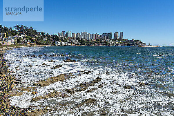 Bahamas-Strand und Hochhäuser im Hintergrund  Concon  Provinz Valparaiso  Region Valparaiso  Chile  Südamerika