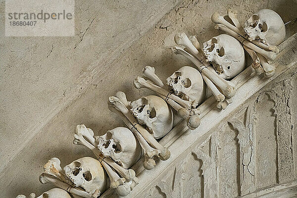 Dekoration aus menschlichen Schädeln und Knochen  Innenraum des Sedlec-Beinhauses  UNESCO-Weltkulturerbe  Kutna Hora  Tschechische Republik (Tschechien)  Europa