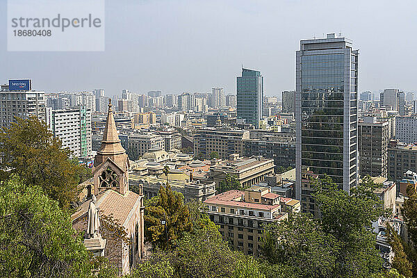 Hochhäuser im Stadtzentrum von Santiago vom Gipfel des Santa Lucia-Hügels aus gesehen  Metropolregion Santiago  Chile  Südamerika