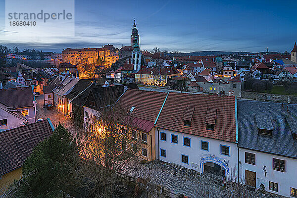 Historisches Zentrum von Cesky Krumlov vom Seminargarten aus gesehen in der Dämmerung  UNESCO-Weltkulturerbe  Cesky Krumlov  Südböhmische Region  Tschechische Republik (Tschechien)  Europa