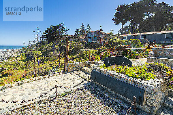 Grab von Pablo Neruda  Außenansicht des Pablo Neruda Museums  Isla Negra  Chile  Südamerika