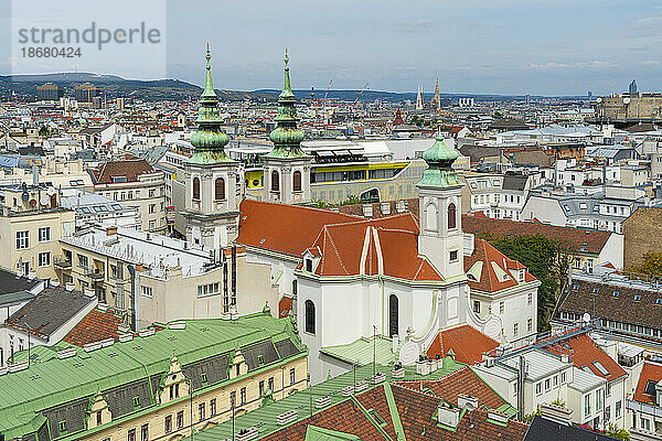 Erhöhte Ansicht der Mariahilf-Kirche  Wien  Österreich  Europa