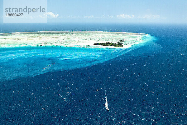 Luftaufnahme einer idyllischen tropischen Insel  umspült vom blauen Indischen Ozean  Sansibar  Tansania  Ostafrika  Afrika