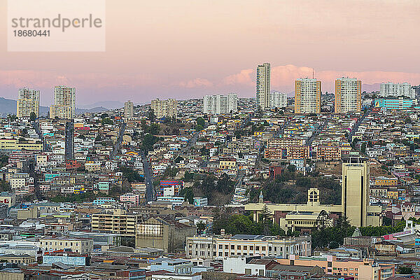 Gebäude gegen Himmel in Cerro Polanco bei Sonnenuntergang  Valparaiso  Provinz Valparaiso  Region Valparaiso  Chile  Südamerika