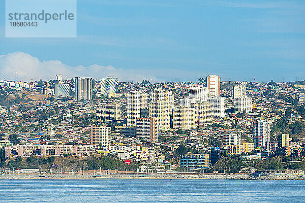 Blick auf Valparaiso und seine Wohnhochhäuser  Provinz Valparaiso  Region Valparaiso  Chile  Südamerika