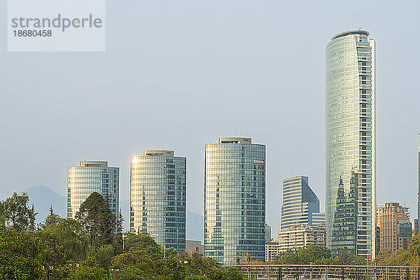 Titanium La Portada-Gebäude  Provinz Santiago  Metropolregion Santiago  Chile  Südamerika