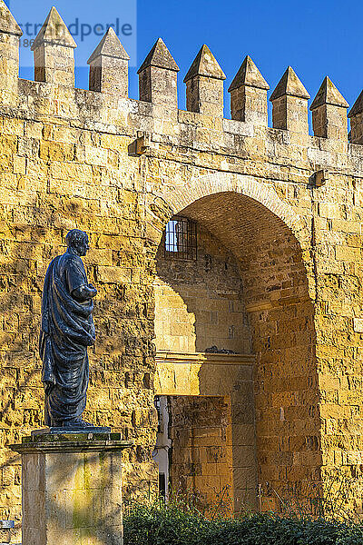 Statue von Seneca mit dem Almodóvar-Tor und den Mauern von Cordoba  erbaut in der Zeit des Kalifats  Cordoba  Andalusien  Spanien  Europa