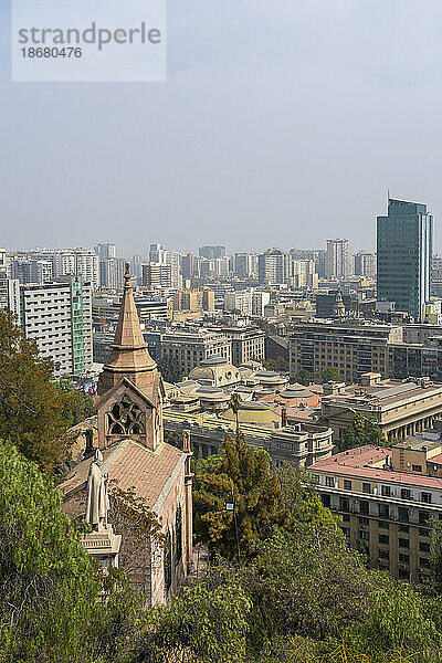 Hochhäuser im Stadtzentrum von Santiago vom Gipfel des Santa Lucia-Hügels aus gesehen  Metropolregion Santiago  Chile  Südamerika