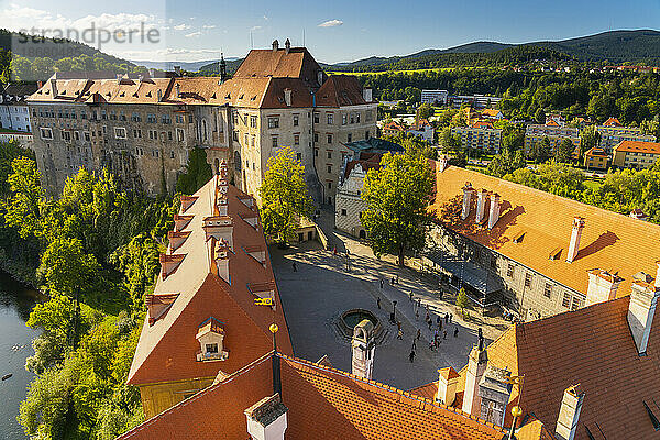 Blick aus der Vogelperspektive auf das Gelände der Staatsburg und des Schlosses Cesky Krumlov  UNESCO-Weltkulturerbe  Cesky Krumlov  Südböhmische Region  Tschechische Republik (Tschechien)  Europa