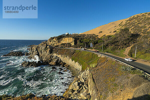 Küstenstraße an der felsigen Küste in der Nähe von Roca Oceanica  Concon  Provinz Valparaiso  Region Valparaiso  Chile  Südamerika