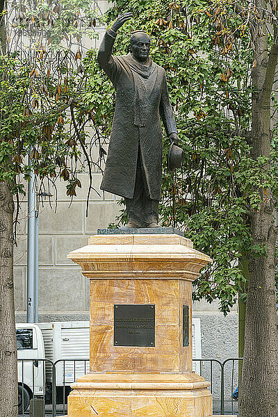 Statue des chilenischen Präsidenten Jorge Alessandri Rodriguez auf der Plaza de la Constitucion vor dem La Moneda-Palast  Santiago  Metropolregion Santiago  Chile  Südamerika