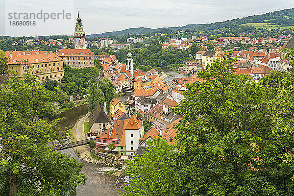 Moldau am Staatsschloss und Schloss Cesky Krumlov in der Stadt  UNESCO-Weltkulturerbe  Cesky Krumlov  Südböhmische Region  Tschechische Republik (Tschechien)  Europa