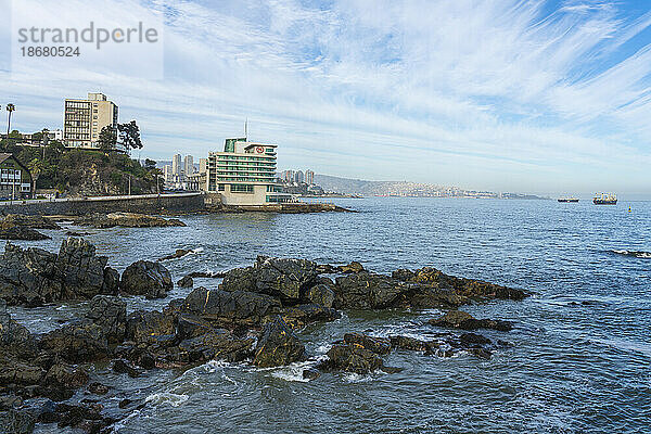 Felsige Küste mit Sheraton Miramar Hotel  Vina del Mar  Region Valparaiso  Chile  Südamerika