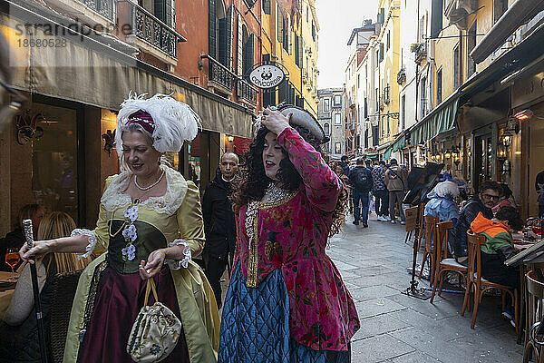 Zwei Frauen im Karnevalskleid  Venedig  Venetien  Italien  Europa