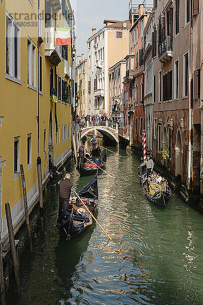 Gondeln mit Touristen auf dem Kanal  Venedig  UNESCO-Weltkulturerbe  Venetien  Italien  Europa