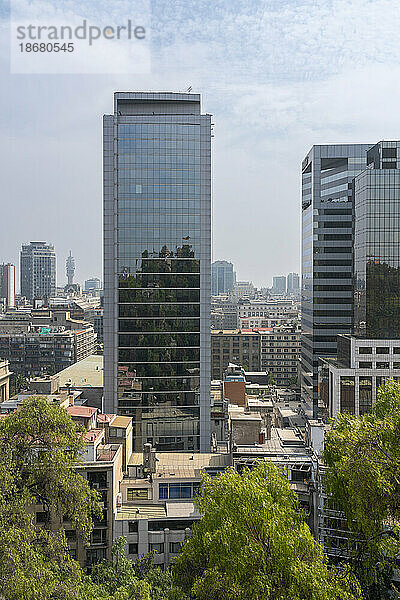 Hochhäuser im Stadtzentrum von Santiago vom Gipfel des Santa Lucia-Hügels aus gesehen  Metropolregion Santiago  Chile  Südamerika