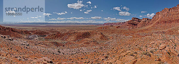 Panoramablick von oben auf Sand Hill Spring am Vermilion Cliffs National Monument  mit schneebedecktem Land in der Ferne des Kaibab-Plateaus  Lage des Grand Canyon  Arizona  Vereinigte Staaten von Amerika  Nordamerika