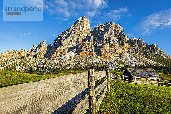 Berghütte auf grünen Wiesen unter dem Peitlerkofel bei Sonnenuntergang  Erbepass  Dolomiten  Puez-Geisler  Bezirk Bozen  Südtirol  Italien  Europa