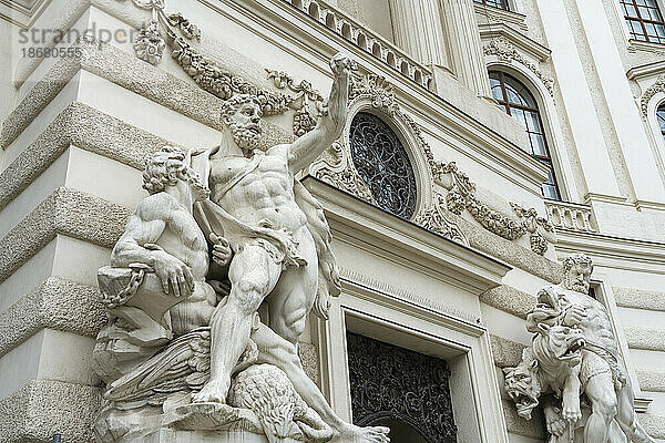 Skulptur am Eingang zur Hofburg  UNESCO-Weltkulturerbe  Wien  Österreich  Europa