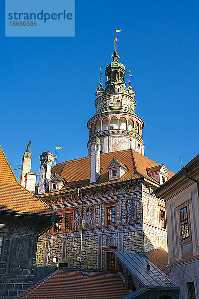 Staatsburg und Schloss Cesky Krumlov ragen inmitten des blauen Himmels auf  UNESCO-Weltkulturerbe  Cesky Krumlov  Südböhmische Region  Tschechische Republik (Tschechien)  Europa