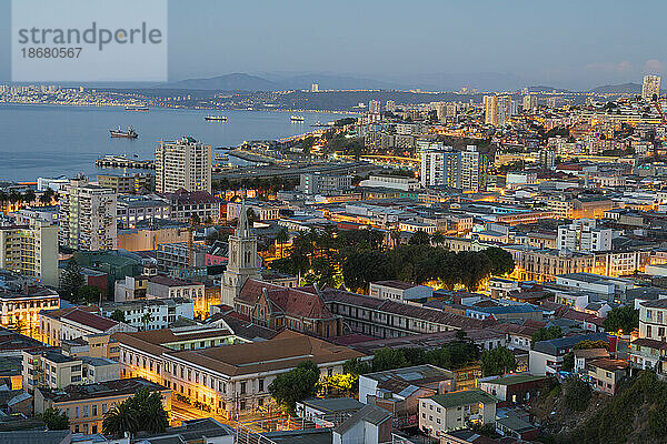 Kirche De Los Sagrados Corazones in der Dämmerung  Valparaiso  Provinz Valparaiso  Region Valparaiso  Chile  Südamerika