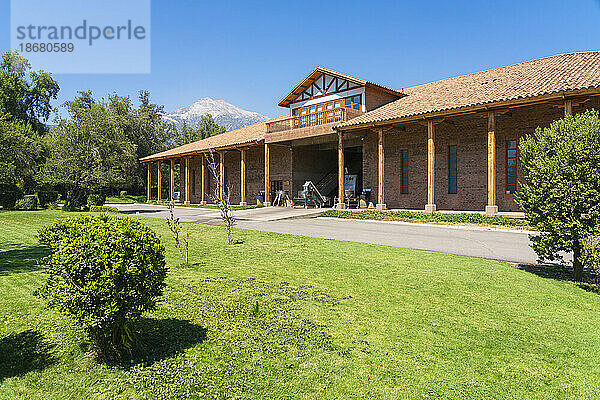 Fassade des Weinguts El Principal an einem sonnigen Tag  Pirque  Maipo-Tal  Provinz Cordillera  Metropolregion Santiago  Chile  Südamerika