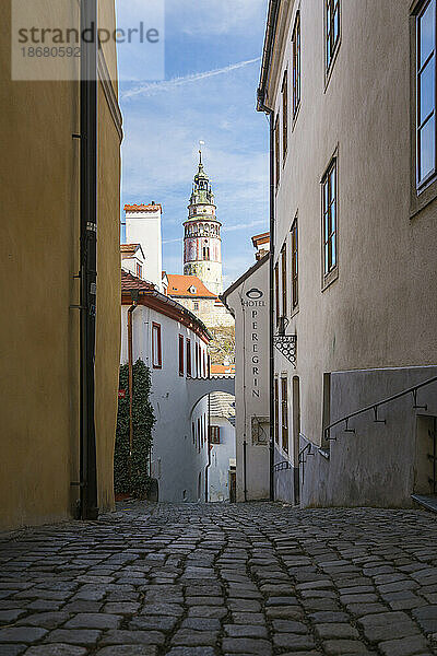 Staatsburg und Schloss Cesky Krumlov Turm von einer engen Gasse aus gesehen  UNESCO-Weltkulturerbe  Cesky Krumlov  Südböhmische Region  Tschechische Republik (Tschechien)  Europa