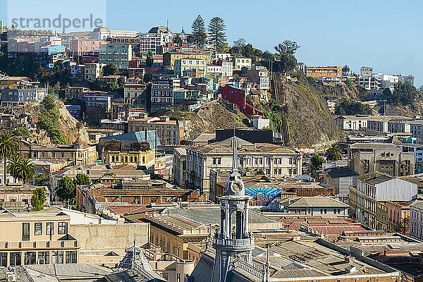 Malerische Aussicht auf Valparaiso und den Turm des Armada-Gebäudes vom Paseo Yugoslavo  Valparaiso  Provinz Valparaiso  Region Valparaiso  Chile  Südamerika