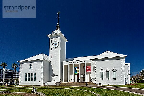 Das City Hall and Arts Centre  entworfen vom lokalen Architekten William Onions  erbaut 1960  beherbergt die Verwaltungsbüros der City Corporation  ein Theater  die Nationalgalerie von Bermuda und die Society of Arts Gallery  Hamilton  Bermuda  Atlantik  Nordamerika