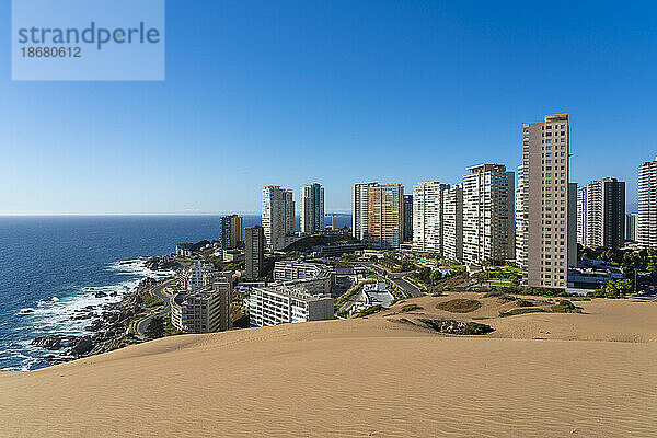 Sanddünen und Wohnhochhäuser  Concon  Provinz Valparaiso  Region Valparaiso  Chile  Südamerika