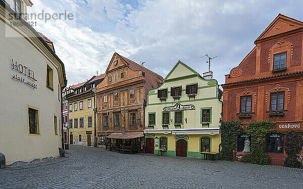 Häuser mit bunten Fassaden in der Kajovska-Straße  UNESCO-Weltkulturerbe  Cesky Krumlov  Tschechische Republik (Tschechien)  Europa