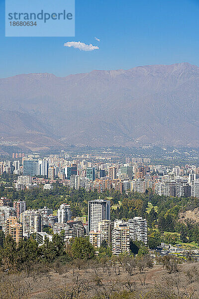 Die Viertel Vitacura und El Golf vom Hügel San Cristobal (Metropolitan Park) aus gesehen  mit den Anden im Hintergrund  Metropolregion Santiago  Chile  Südamerika