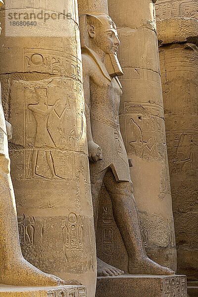 Statue von Ramses II.  Luxor-Tempel  Luxor  Theben  UNESCO-Weltkulturerbe  Ägypten  Nordafrika  Afrika