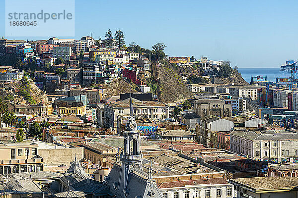 Malerische Aussicht auf Valparaiso und den Turm des Armada-Gebäudes vom Paseo Yugoslavo  Valparaiso  Provinz Valparaiso  Region Valparaiso  Chile  Südamerika